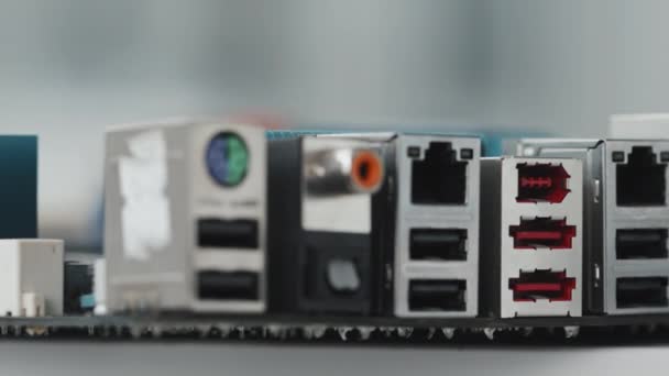 Nahaufnahme Von Output Hubs Mit Unterschiedlichen Computeranschlüssen Für Usb Und — Stockvideo