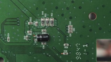 Elektronik bileşenli yeşil devre kartının makro izleme görüntüsü