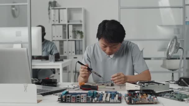 Asiatische Ingenieurin Mit Lötkolben Bei Der Herstellung Elektronischer Bauteile Arbeitstisch — Stockvideo