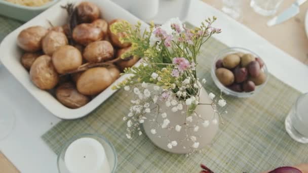Κάτοψη Της Βιολογικής Πατάτες Τηγανισμένες Μπολ Κεριά Ελιές Βάζο Λουλούδια — Αρχείο Βίντεο