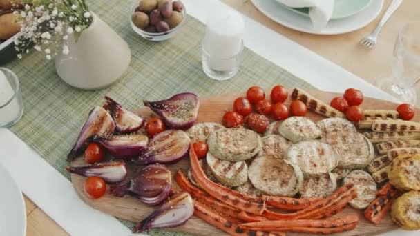 Widok Góry Organicznych Grillowanych Warzyw Talerzu Świece Sztućce Szklanki Serwetki — Wideo stockowe