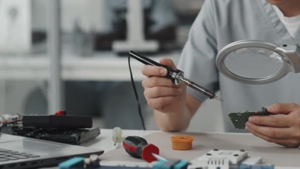 Närbild Skott Kvinnliga Laboratorietekniker Med Hjälp Skrivbord Förstoringsglas Samtidigt Reparera — Stockvideo