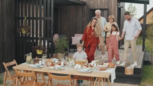 Nesildir Büyük Beyaz Bir Ailenin Sıcak Bir Günde Yazlığın Bahçesinde — Stok video