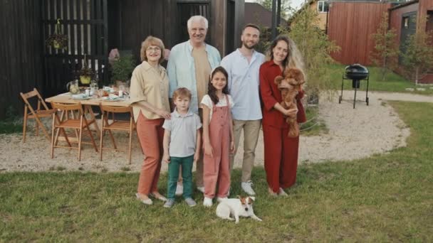 Långskott Stora Vita Familjen Tre Generationer Och Två Hundar Poserar — Stockvideo