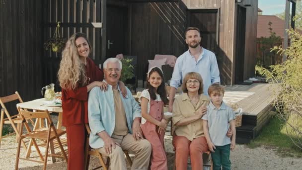 Średni Długi Biały Dziadkowie Rodzice Dzieci Siedzący Stojący Zewnątrz Domu — Wideo stockowe