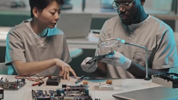 Tilt Shot Van Afro Amerikaanse Mannelijke Ingenieur Handschoenen Uniform Bespreken — Stockvideo