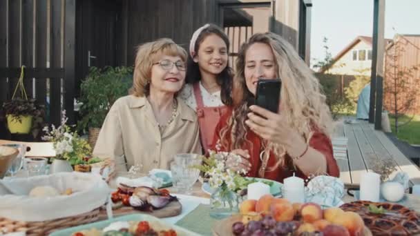Mediu Blondă Caucaziană Care Deține Smartphone Vorbind Selfie Fiica Mai — Videoclip de stoc