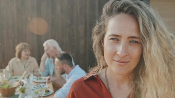 Close Dari Wanita Pirang Bermata Biru Tersenyum Dan Melihat Kamera — Stok Video