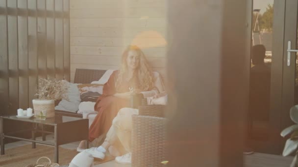 Sarışın Genç Kadın Beyaz Adamın Solunda Evin Verandasında Oturmuş Güneşli — Stok video