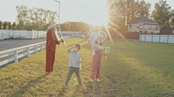 Široké Podsvícení Mladých Bělošských Rodičů Šťastných Malých Dětí Které Dělají — Stock video