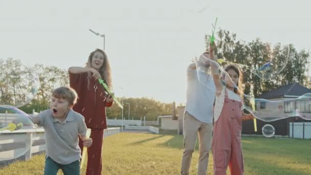 Středně Dlouhé Podsvícení Mladých Bělošských Rodičů Šťastných Malých Dětí Vyrábějících — Stock video