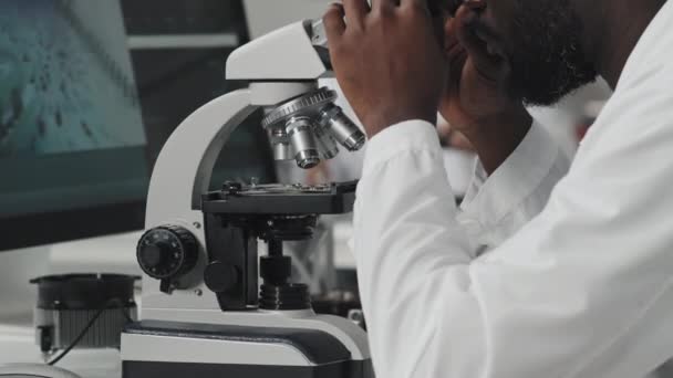 Naklonit Záběr Afroamerické Elektroniky Inženýr Pomocí Mikroskopu Počítače Při Práci — Stock video