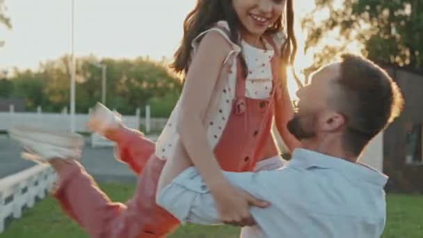 Medium Bakgrundsbelysning Glada Unga Kaukasiska Pappa Cirkla Älskad Dotter Armar — Stockvideo