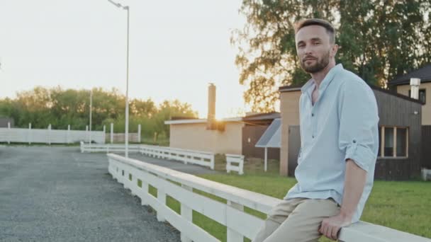 Medium Long Blue Eyed Caucasian Man Wearing Casual Clothes Leaning — Stock Video