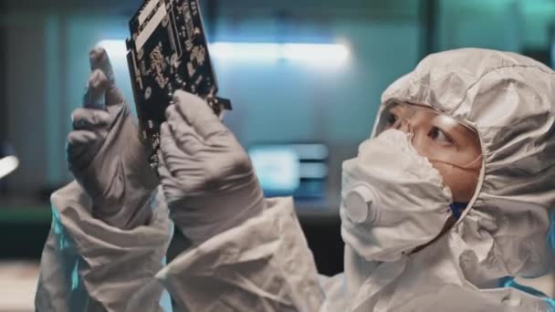 Aziatische Vrouwelijke Ingenieur Steriele Overall Masker Handschoenen Bril Onderzoeken Computer — Stockvideo