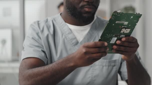 Strzał Afroamerykanina Badającego Komputerową Kartę Graficzną Podczas Pracy Elektroniką Laboratorium — Wideo stockowe