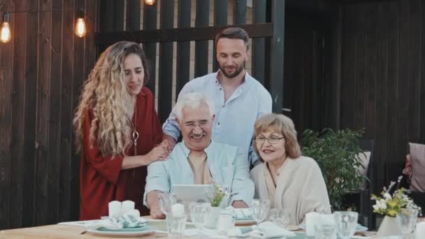 Yaz Akşamları Arka Bahçede Masada Oturan Yaşlı Ebeveynlerin Arkasında Duran — Stok video