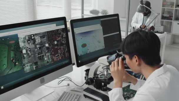 Plan Grand Angle Une Ingénieure Électronique Utilisant Microscope Examinant Des — Video