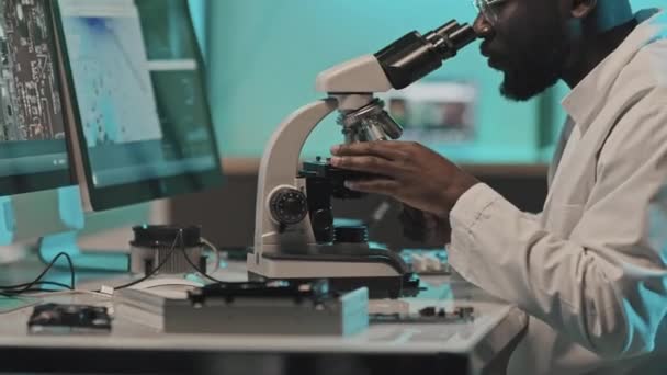 Incline Tiro Engenheiro Afro Americano Casaco Branco Trabalhando Com Microscópio — Vídeo de Stock