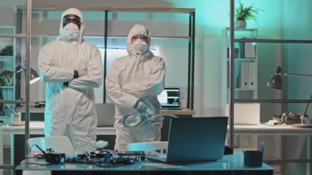 Двоє Різноманітних Інженерів Електроніки Костюмах Масках Окулярах Стоять Разом Лабораторії — стокове відео