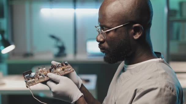 Incline Tiro Engenheiro Técnico Afro Americano Luvas Óculos Olhando Para — Vídeo de Stock