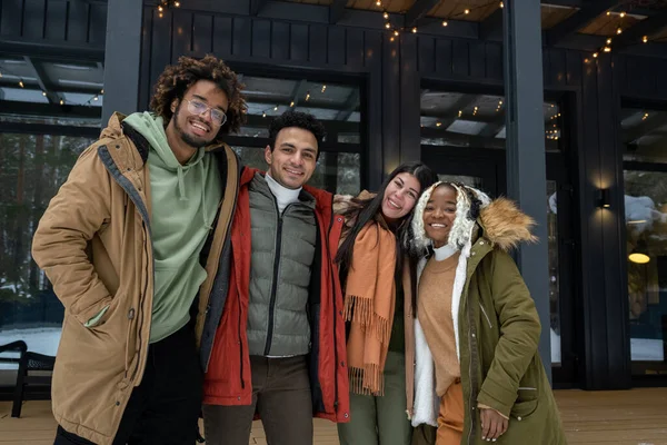 Friends spending time outdoors — Stock Photo, Image