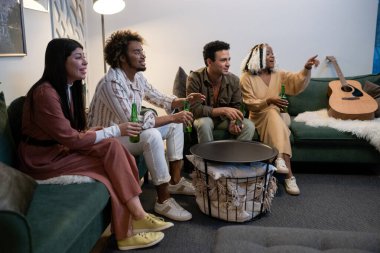 Arkadaşlar evde bira eşliğinde maç izliyorlar.