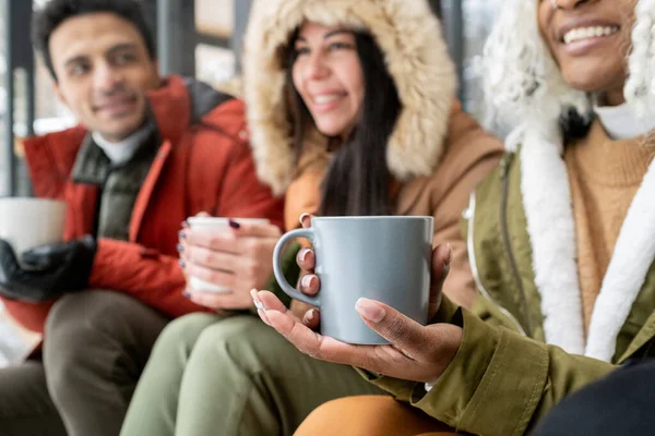 Ludzie pijący kawę na świeżym powietrzu w zimie — Zdjęcie stockowe