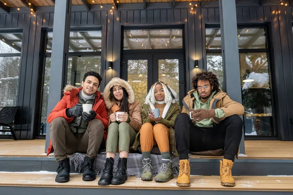 Friends spending time in the country house in winter — Stock Photo, Image