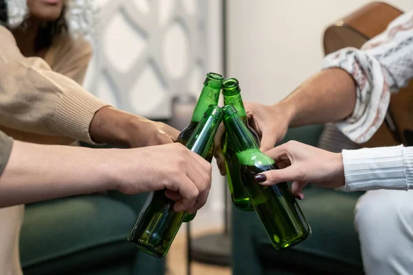 Junge Leute trinken Bier auf Party — Stockfoto