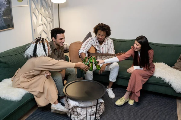 Amigos felices bebiendo cerveza en la fiesta — Foto de Stock