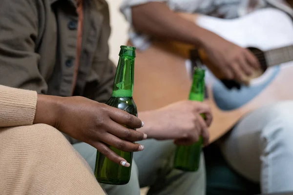 Menschen trinken Bier auf Heimatparty — Stockfoto