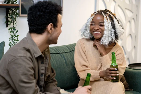 Gelukkige jonge paar drinken bier — Stockfoto