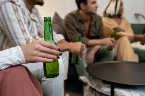 Vrienden die thuis samen bier drinken — Stockfoto