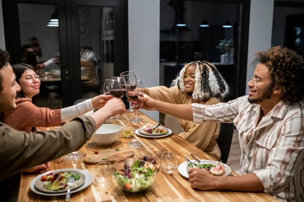 Gente che brinda con il vino alla cena — Foto Stock