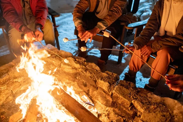 Personas cocinando malvaviscos durante la caminata de invierno —  Fotos de Stock