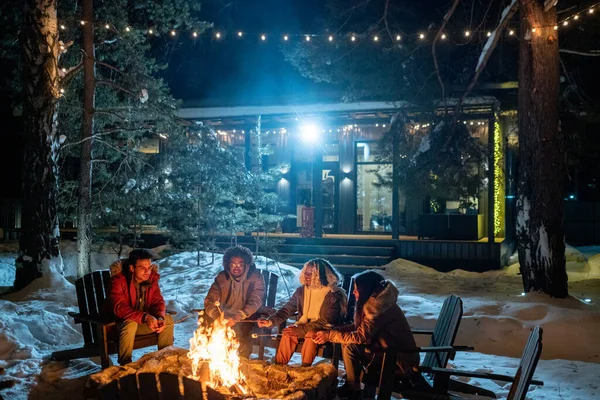 Przyjaciele spędzają zimowe wakacje w wiejskim domu — Zdjęcie stockowe