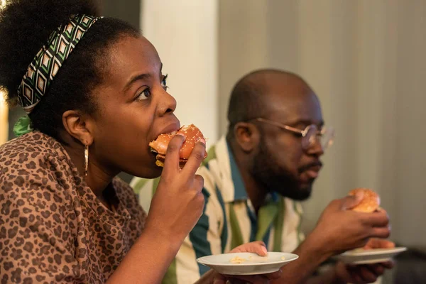 Afrikaans paar eten fast food — Stockfoto