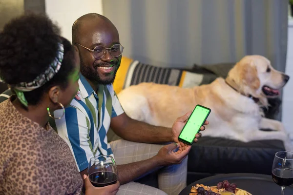 Paar video 's bekijken op mobiele telefoon — Stockfoto