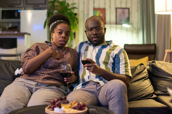 Africano coppia guardando spaventoso film a casa — Foto Stock