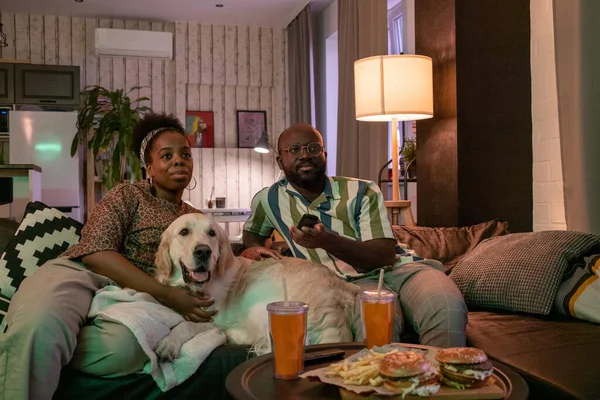 Coppia africana seduta a casa con cane — Foto Stock