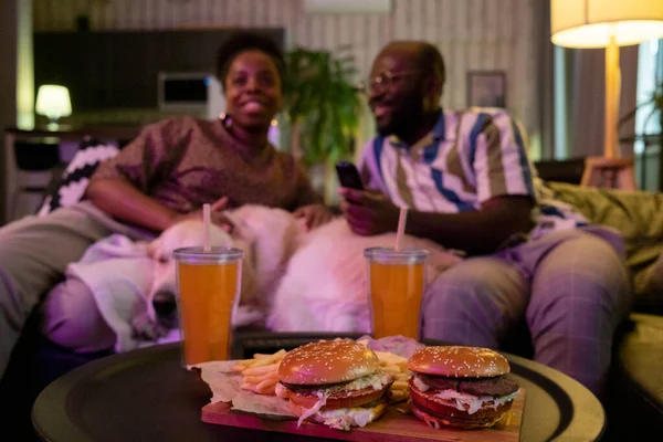Casal comer fast food em casa — Fotografia de Stock