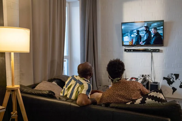 Kijken tv in de woonkamer (echt) paar — Stockfoto