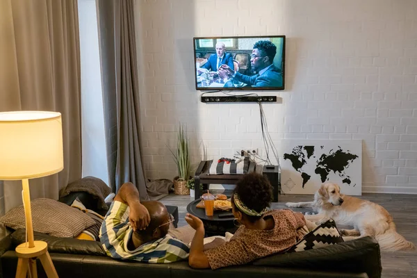 Paar kijkende naar de film op TV — Stockfoto