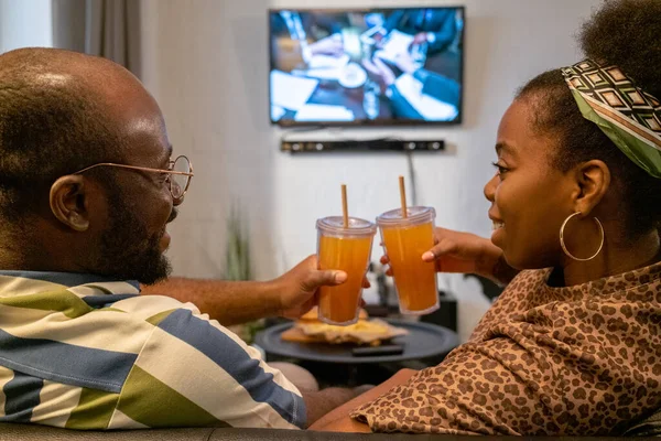 Paar drinksap tijdens het kijken naar TV — Stockfoto
