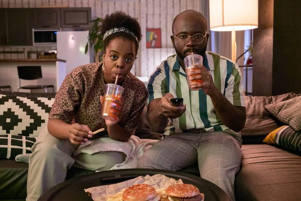 Paar eten fast food tijdens het kijken film — Stockfoto