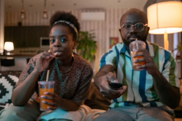 Paar kijken film en het eten van fast food — Stockfoto