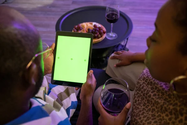 Pareja joven usando tableta pc en casa — Foto de Stock