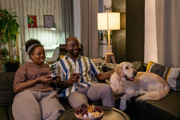 Afrikanisches Paar trinkt zu Hause Wein — Stockfoto