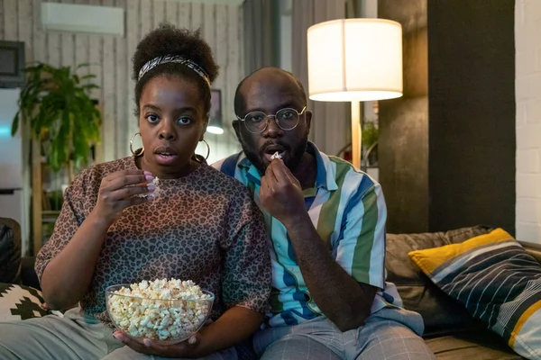 Paar kijken naar de film met popcorn — Stockfoto